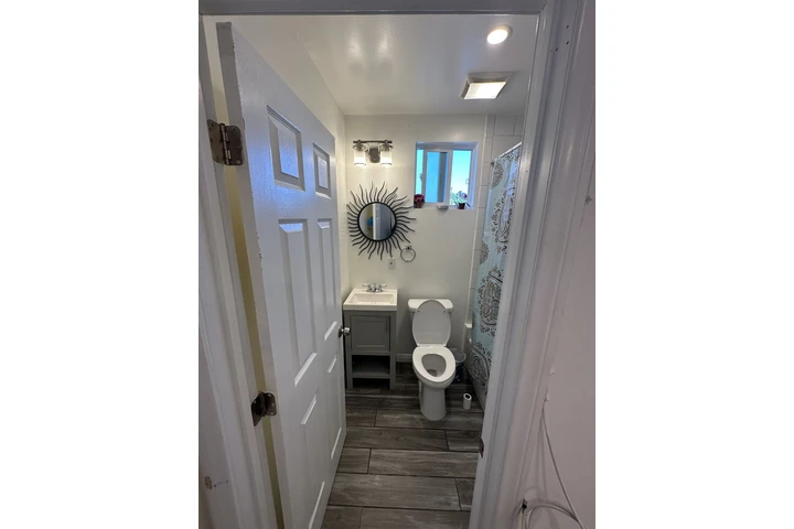 $1000 : Se renta Cuarto con baño image 3
