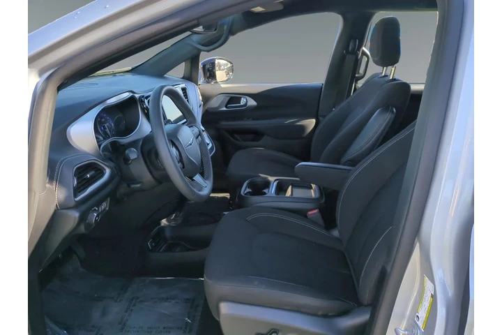 $32250 : Chrysler Pacifica 2024 Touri image 9