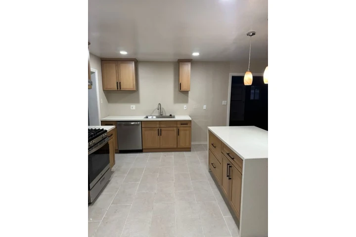 $2450 : 3 Bed 2Bath Home in Montebello image 3