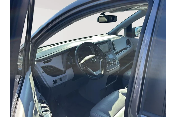 $19489 : 2017 Sienna XLE 8-Passenger image 2