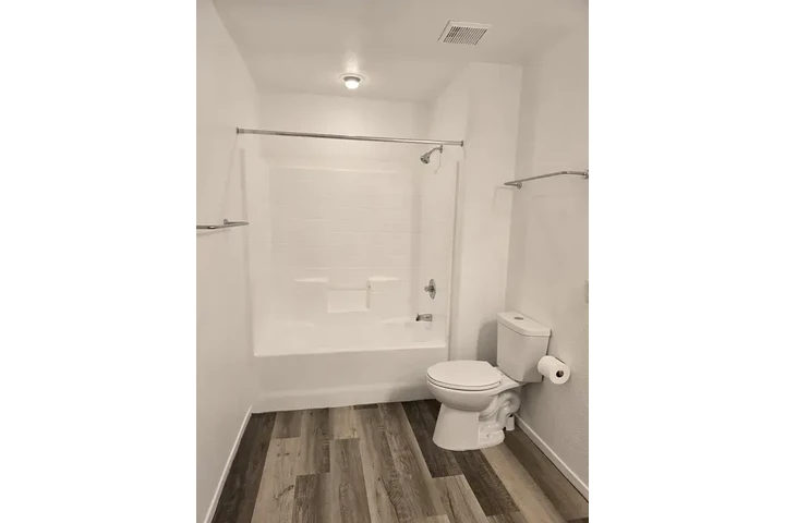 $1290 : Single story with 3 bedrooms image 7