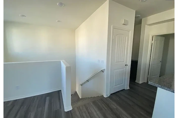 $800 : Spacious 1 bedroom/ 1bathroom image 3