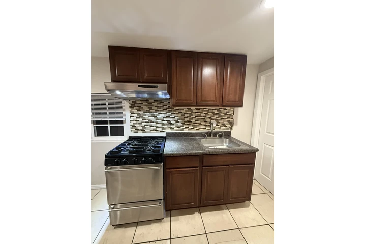 $1850 : Estudio. image 5