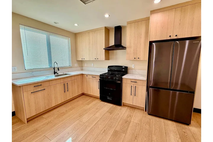 $1000 : casa bellamente remodelada image 2