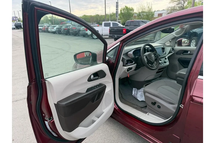 $6980 : 2017 Pacifica Touring FWD image 8