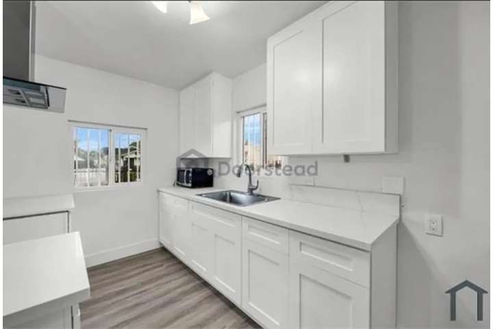 $2600 : CASA DE RENTA ! image 4