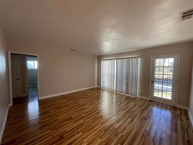 $900 : Beautiful Home...LAKEWOOD,CA image 2