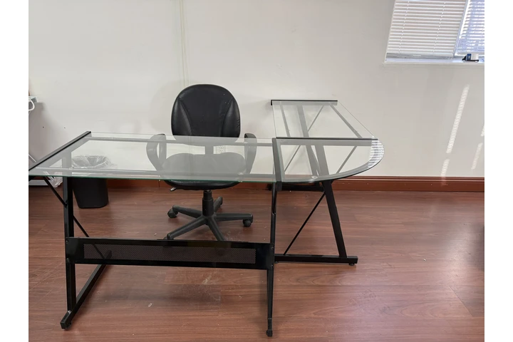 $110 : Escritorios, sillon y tapete. image 3