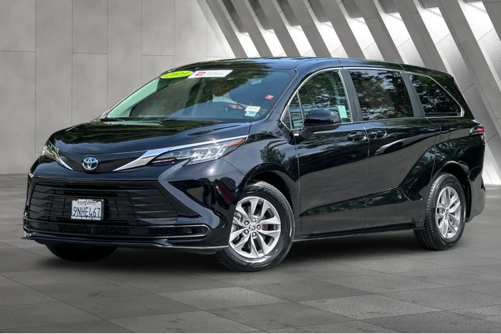 $35900 : Toyota Sienna 2023 LE 8-Pass image 2