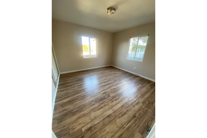 $1100 : Boyle Heights 2 & 1 image 5