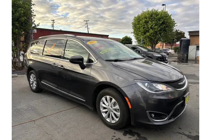 $16999 : 2019 Pacifica Touring L image 3