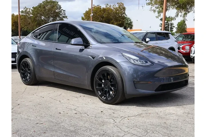 $27490 : Tesla Model Y 2023 AWD 4dr C image 2