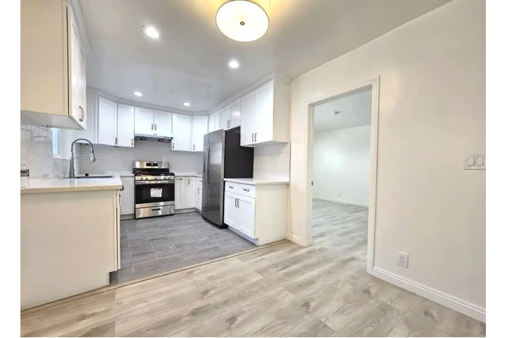 $1935 : 2 Bedroom Apt in Los Angeles image 5