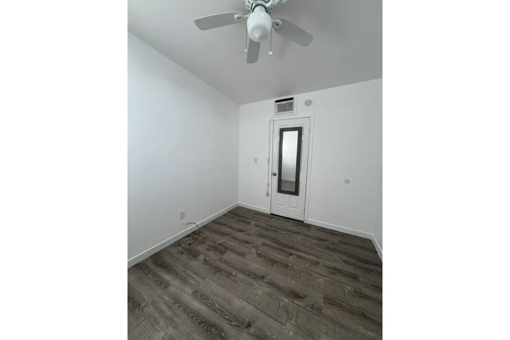 $900 : Studio De Renta image 1