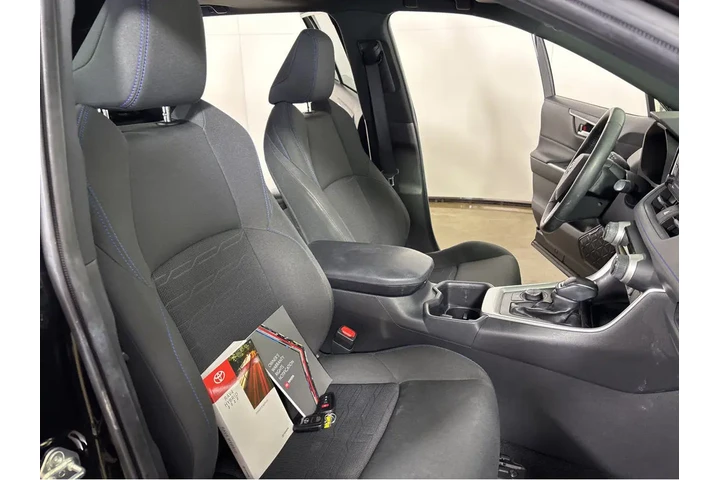 $30000 : Gold Certified2022 RAV4 Hybri image 5