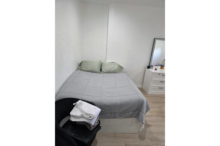 $1000 : Cuarto en renta image 3