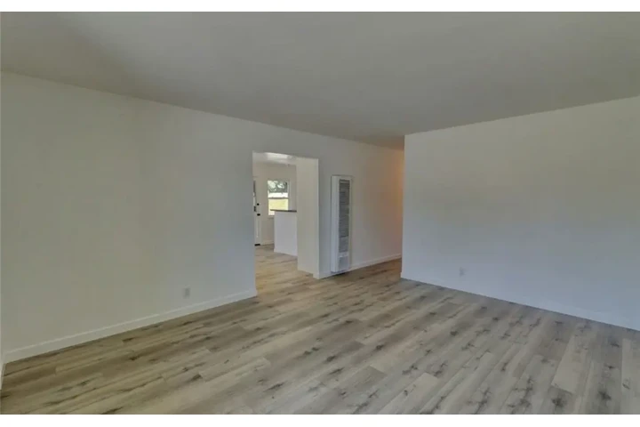$2450 : 3 Bedroom House in Los Angeles image 2