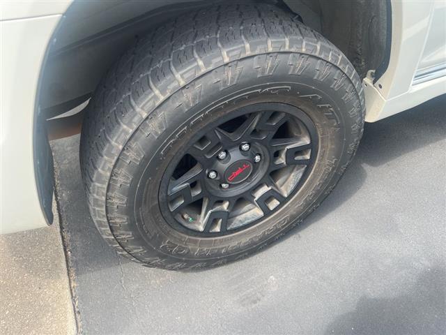 $41990 : PRE-OWNED 2021 TOYOTA 4RUNNER image 10