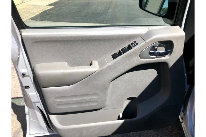 $13990 : 2016 Frontier SV Crew Cab 5AT image 10
