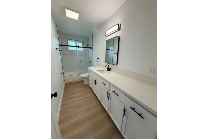 $2500 : 3 Bedroom Home in Van Ness Ave image 7