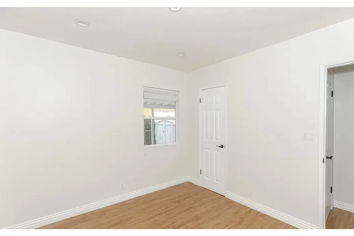 $2400 : Nice 3Bedroom House image 3