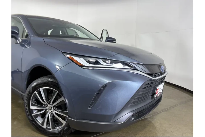 $29597 : Gold Certified2023 Venza LE image 7