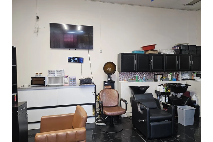 LUCKY'S BEAUTY SALON image 3