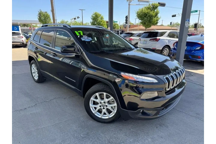 2017 Cherokee Latitude 4WD image 3