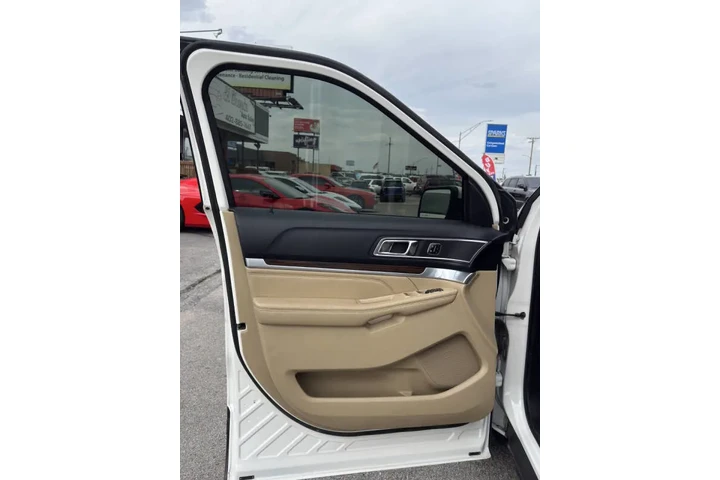 $13700 : 2016 Explorer Limited image 8