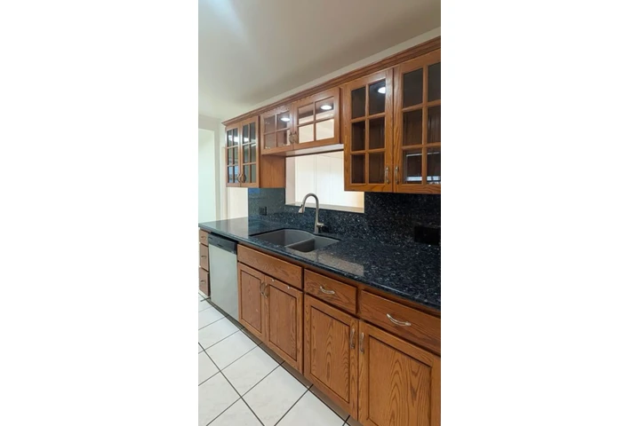 $2490 : 3 Bed 2 Bath in Vermont Square image 7