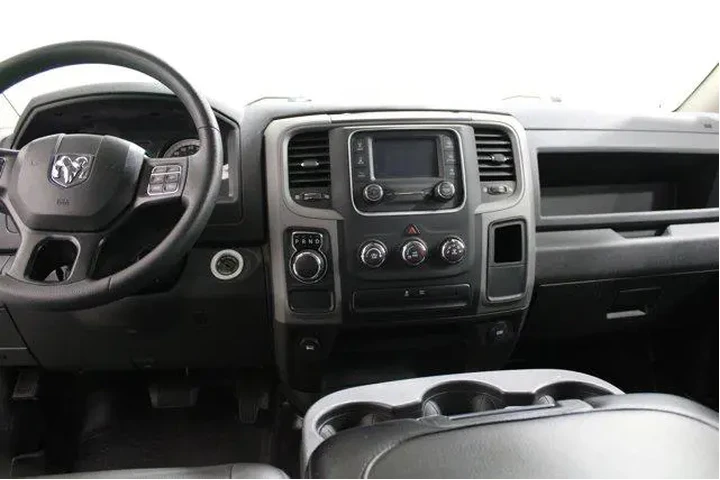 $28940 : Ram 1500 Classic 2023 4x2 Tr image 2