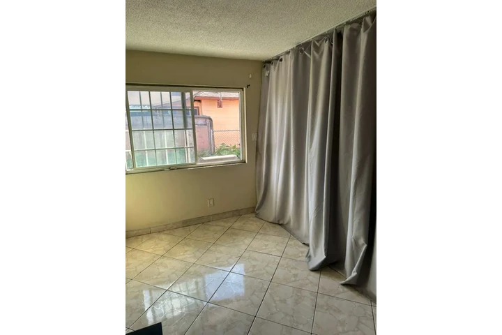 $650 : Se renta sala privada image 2