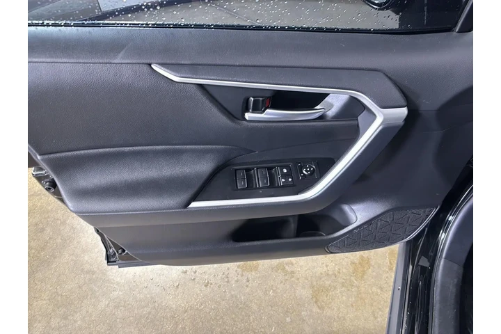 $31223 : Gold Certified 2025 RAV4 XLE image 5