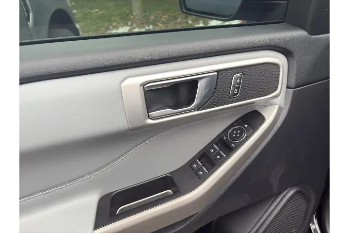 $27500 : Ford Explorer 2022 AWD XLT 4 image 7