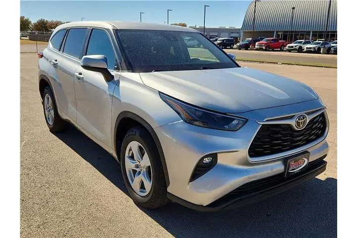 $32995 : Toyota Highlander 2023 LE 4d image 6