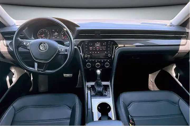 $16000 : Volkswagen Passat 2020 R-Lin image 7