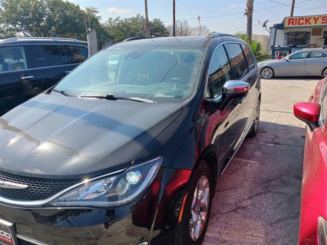 $19500 : 2017 Pacifica Limited image 4