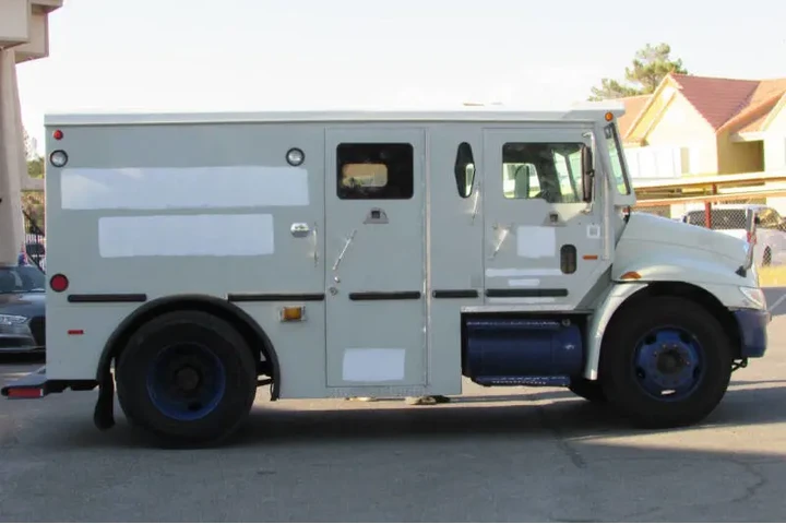 $15995 : 2006 International DuraStar 4 image 9