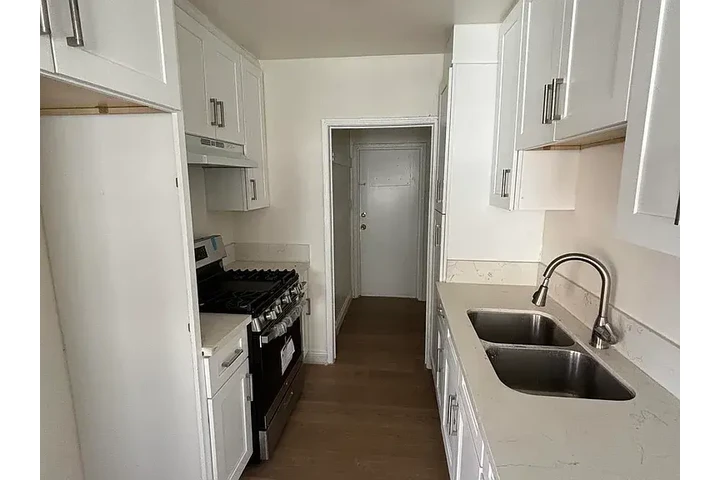 $1150 : Heaven on earth apartments image 4