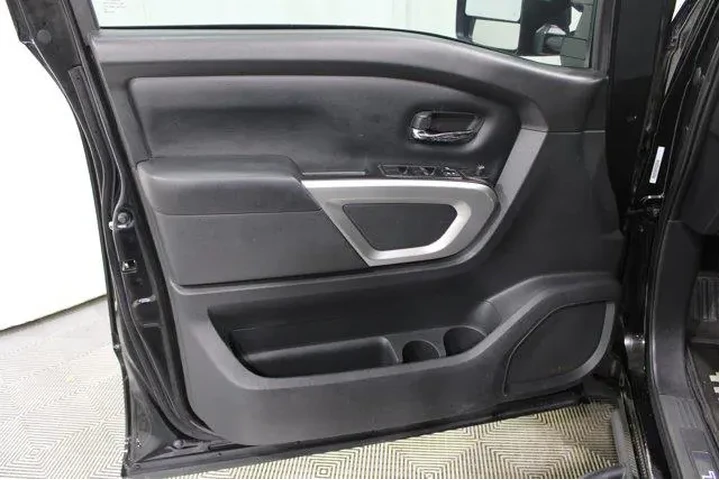 $33959 : Nissan Titan 2023 4x2 SV 4dr image 6