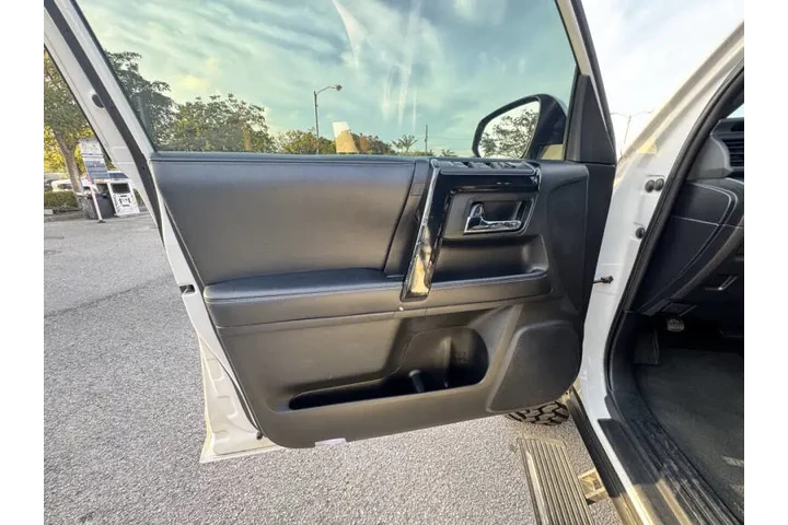 $30699 : 2019 4Runner SR5 Premium image 9