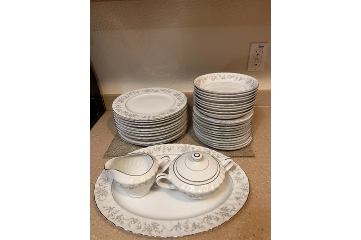 $40 : Dinnerware Set!! image 2