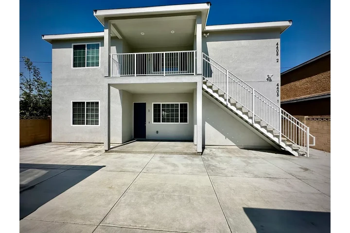 $3400 : Modern 3bed 2bath available image 2