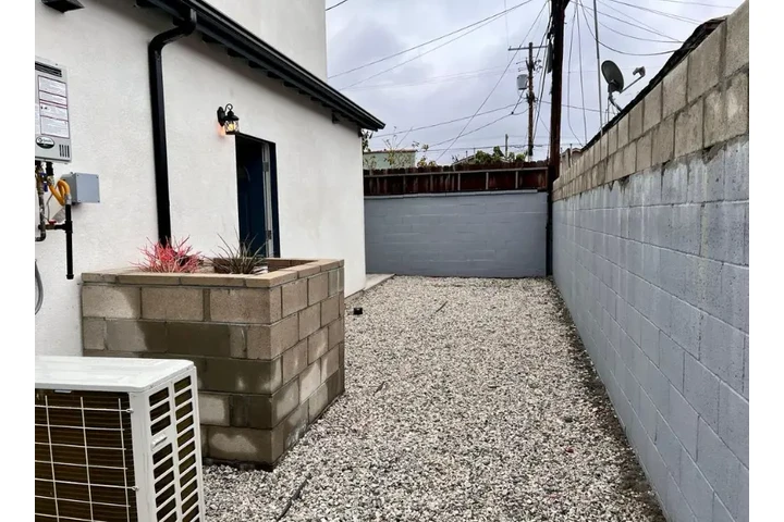 $2495 : 3 Bedroom Apt in koreatown LA image 10