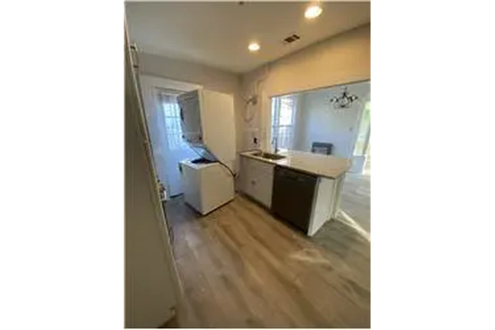 $1900 : Rental property with 2 bedro image 8