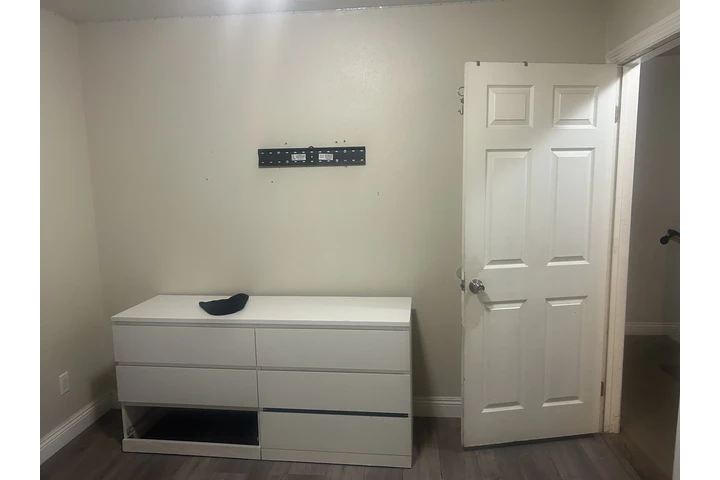 $1000 : Cuarto con closet image 1