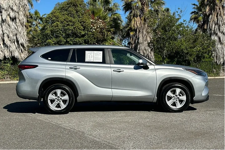 $29998 : Toyota Highlander 2023 L 4dr image 2