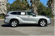 $29998 : Toyota Highlander 2023 L 4dr thumbnail