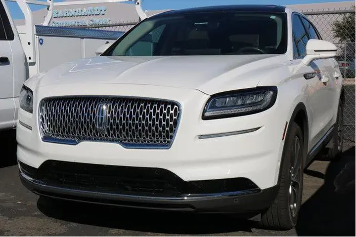$38196 : Lincoln Nautilus 2022 AWD Re image 2
