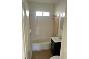 $1750 : RENTO DUPLEX EN L.A/90044 thumbnail